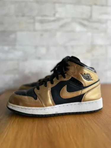 tênis nike air jordan mid metallic gold black original tam 35 impecável