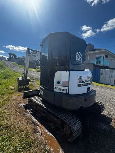 Escavadeira Bob cat é 35 ano 2015 trabalhando coisa boa. 