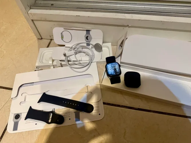 Apple Watch Series 11 GPS + Cellular - Caixa preta brilhante de alumínio - 46 mm