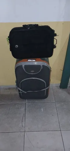 2 malas de viagem ,grande e pequeno.
