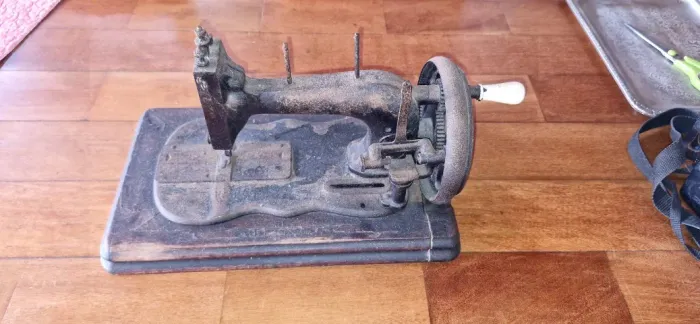 Ferro, máquina de costura, chaleira antigos