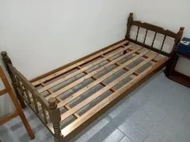 Cama de solteiro de madeira angelim 