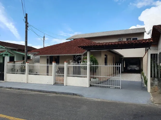 Casa com 5 dormitórios no Planalto em Brusque
