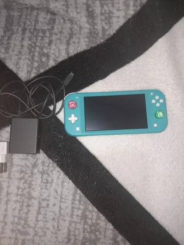 Nintendo switch lite da cor ciano com película e capa de botões 