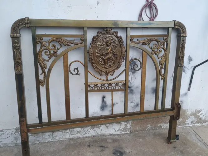 Cama antiga em metal 