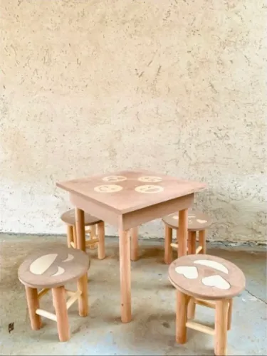 Mesa infantil com 4 banquetas de madeira rústica maciça