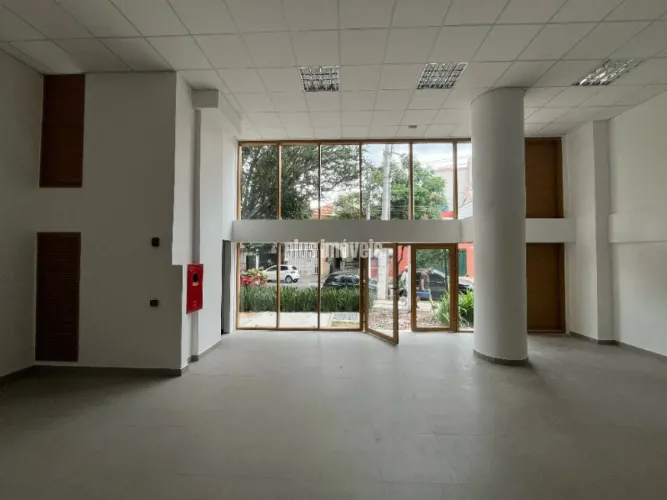 Loja em Água Branca com 237m²