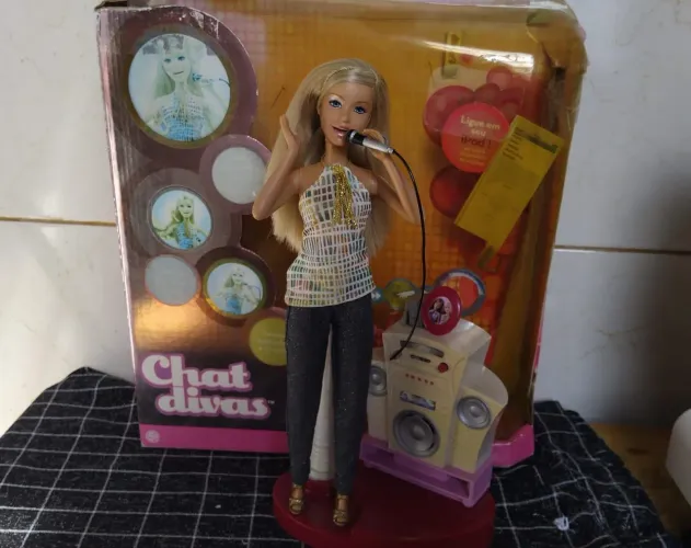 Barbie Chat Divas com Caixa
