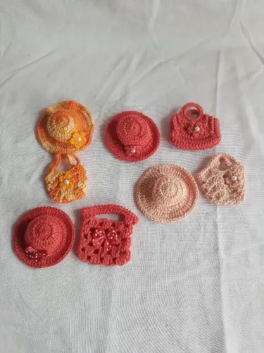 Acessórios feitos em croche para bonecas Barbie.