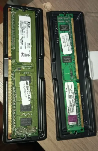 Duas memórias ram 2gb cada