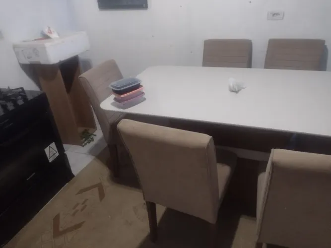 Vendo mesa e um projetor
