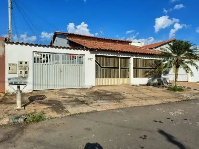 Casa com 3 kitnets no Setor Garavelo - Aparecida de Goiânia