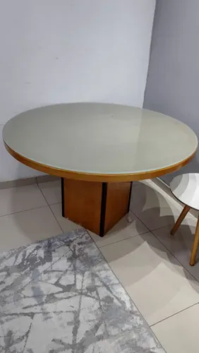 Mesa com tampo de vidro