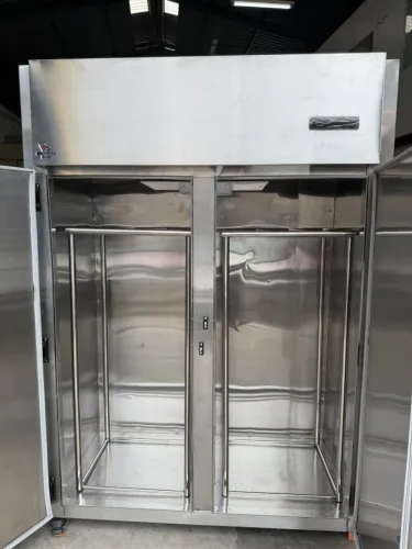 Câmara Fria Inox 2500L com Duas Portas para Uso Comercial