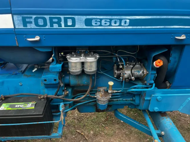 Trator Ford 6600 com arado