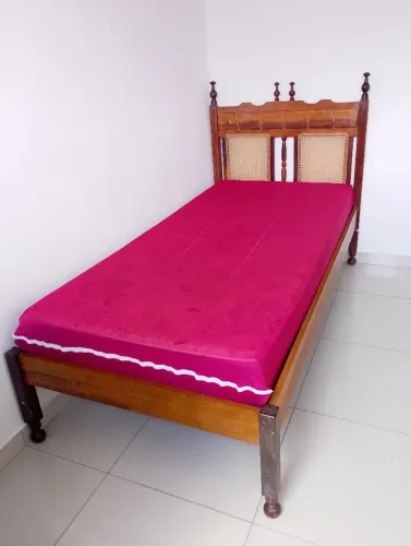 Cama solteiro madeira rústica, acompanha colchão. Valor à combinar! 