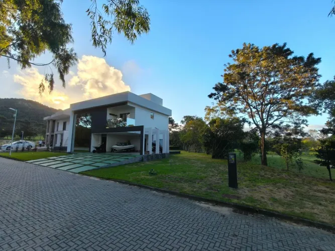 Aluga-se ou vende-se Casa Condomínio