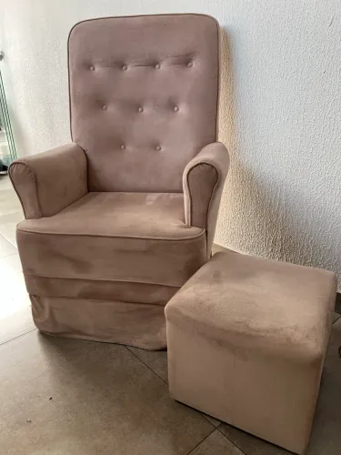Poltrona amamentação com puf
