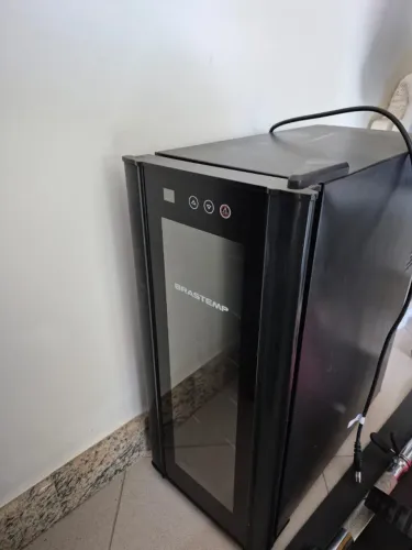 Adega 12 vinhos Brastemp com defeito
