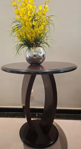 Mesa redonda em madeira maciça (German)
