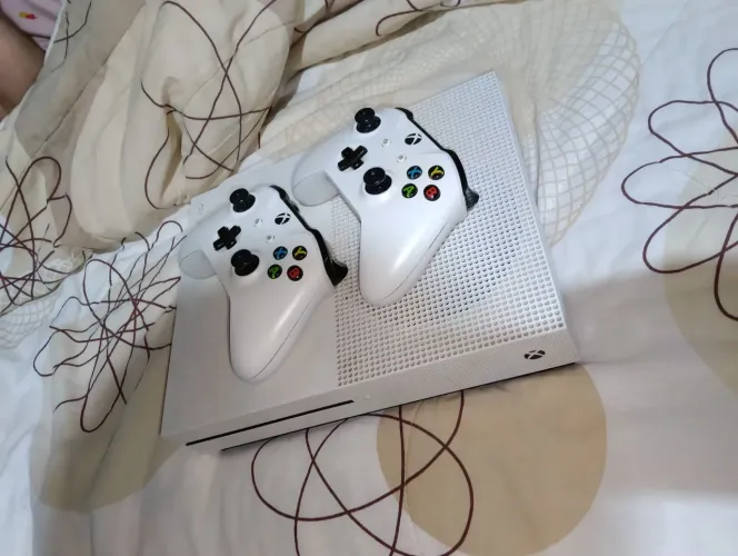Xbox One S + 2 controles