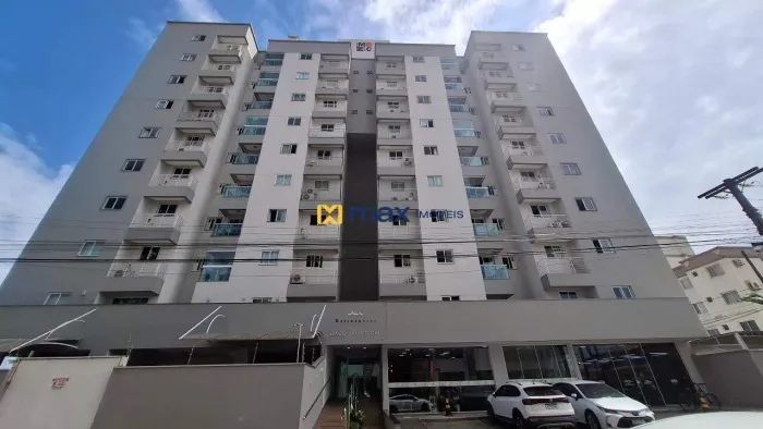 Excelente apartamento semi mobiliado com 2 quartos (1 suíte) à venda no bairro Cordeiros e