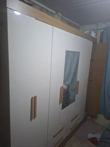 Guarda roupas semi novo