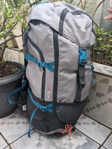 mochila quechua forclaz 50L trilha trekking montanha viagem acampamento camping mochilão