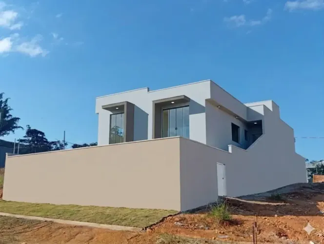 Casa na Voldac com 3 quartos, sala, cozinha, banheiro social, garagem e varanda ampla.