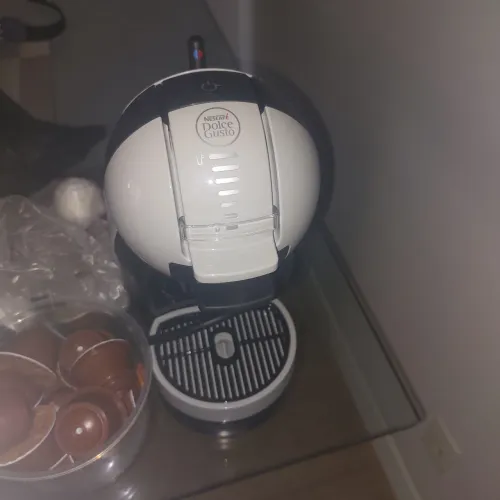 Cafeteira Doce Gusto ,nova pouco usada acompanha capa e várias cápsulas.