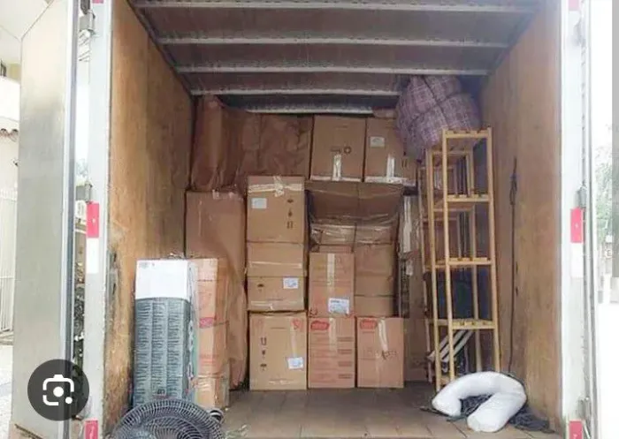 Faço trabalho de ajudante de carga e descarga e mudanças.