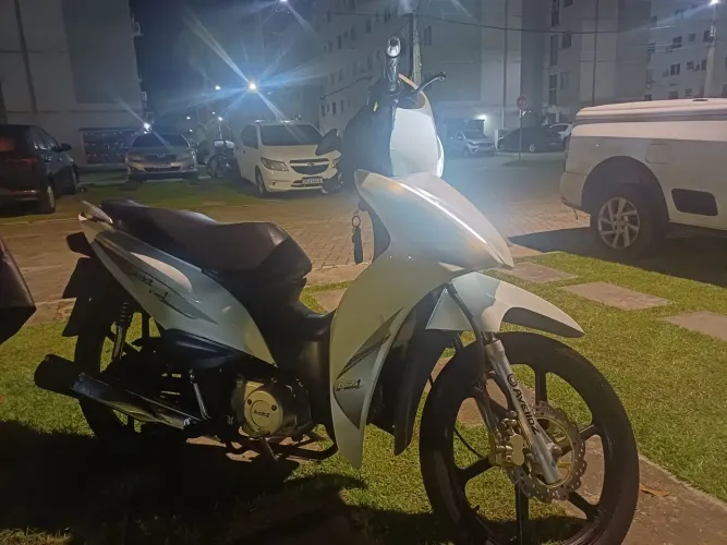Aveloz ano 2024 nova nova ,moto pouco usada 