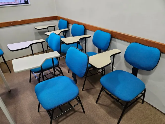 Lote com 6 carteiras escolares com estofado azul. 