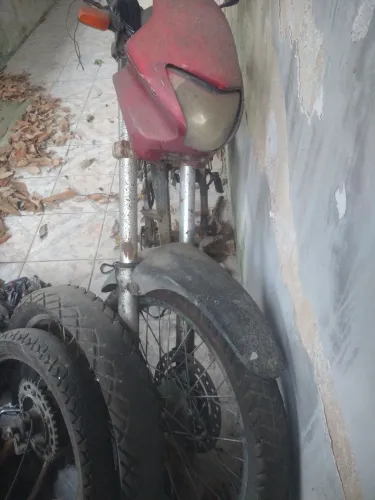 Moto Falcon p retirada de peças. Está desmontada motor batido