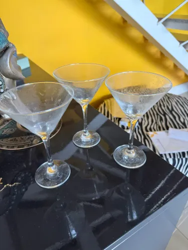 Três taças de vidro para drinks