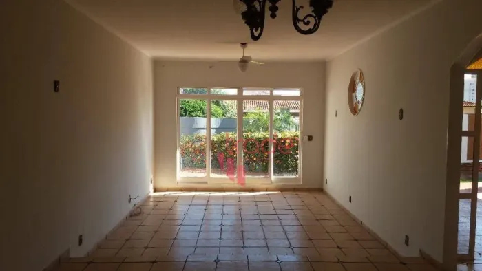 Casa para Locação de 03 Quartos no Bairro Ribeirânia em Ribeirão Preto com Piscina.