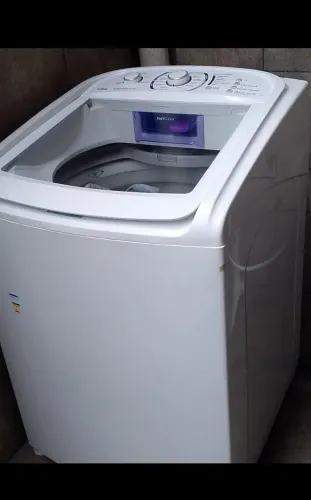 Vende-se uma máquina de lavar roupa 15kg.110 volts já vai com transformador . NÃO ENTREGO