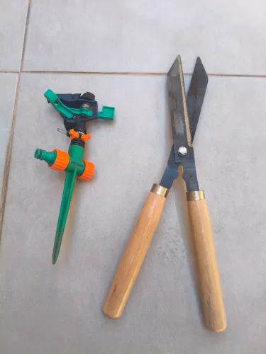 Kit Tramontina para Jardim - Tesoura de Poda + Aspersor | Praticamente sem uso