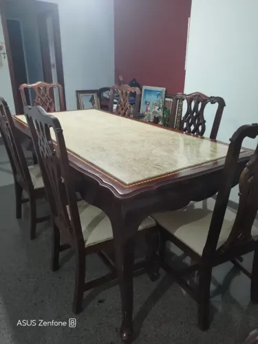 Mesa de madeira rustico com pedra de marmore