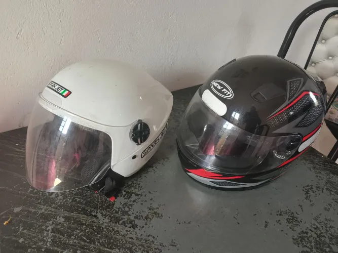 Capacetes, novos e pronto para uso.
