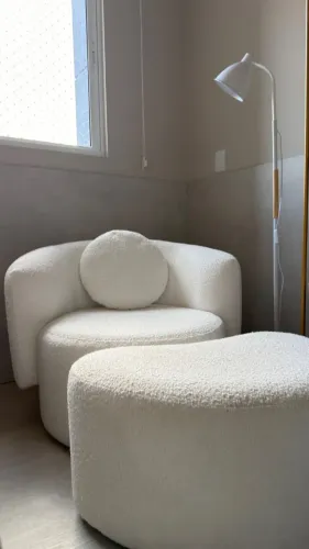 Poltrona + Puff + Almofada em Bouclé Branco