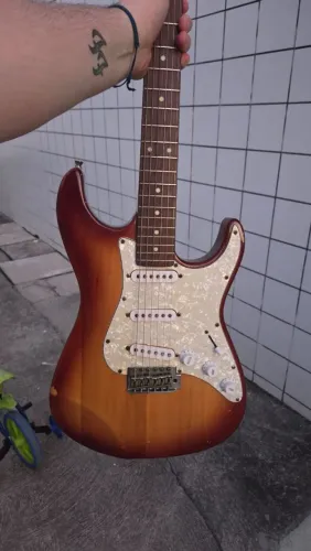 Guitarra Seizi Vision Stratocaster SSS Sunburst - Ótimo Estado