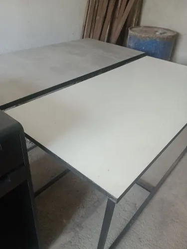 2 mesas em MDF com estrutura de metal 