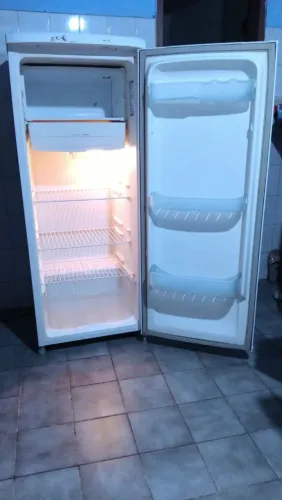 Geladeira Electrolux 280Lts seminova, gelando muito bem, completa, nada quebrado, R$850,