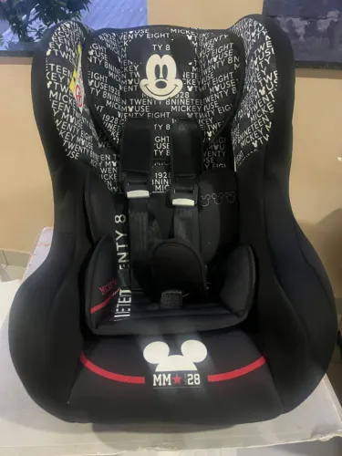 Vendo Cadeirinha de bebê com design do Mickey Mouse