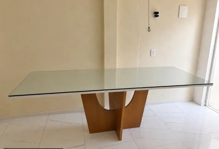 Mesa de madeira, com tampão de vidro temperado.