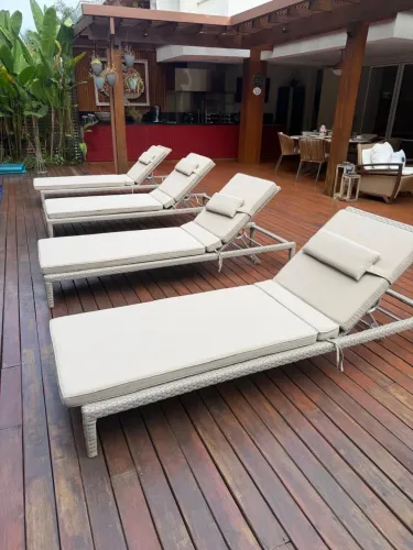 Kit 4 Espreguiçadeiras Semi-novas Fibra Sintética com Estofamento Novo - Área de Piscina