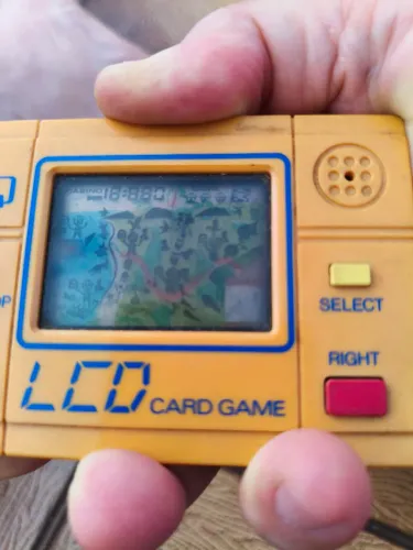 Jogo eletrônico portátil vintage Q&Q LCD Card Game funcionando perfeitamente