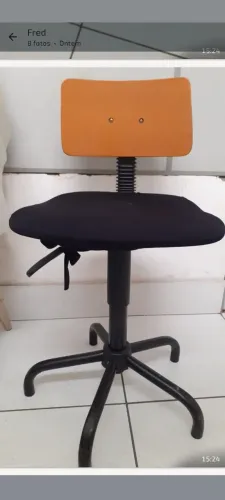 Cadeira de escritório giratória com defeito