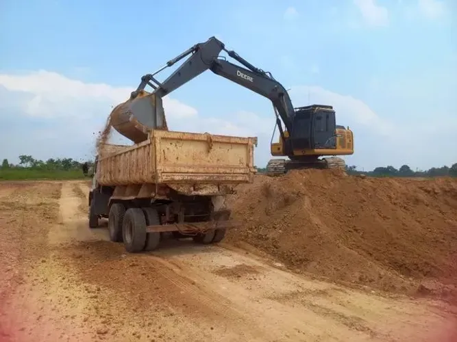 Carrada de areia e barro para aterro